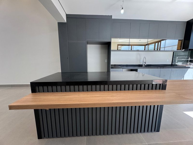 LINDA CASA ASSOBRADADA COM PROJETO EXCLUSIVO DE CAROLINA CAMOLEZI Rua Irmã Mariana Figueiredo Valinhos - 