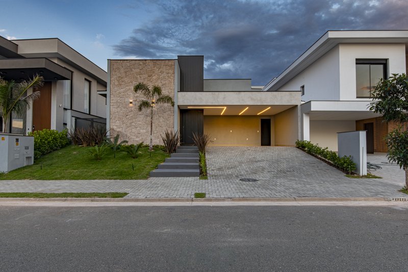 CASA T&Eacute;RREA EM FASE DE OBRA NA REGI&Atilde;O DO ALPHAVILLE, ACEITA PERMUTA Avenida Marcelo Fiolo Pupo de Campos Ferreira Campinas - 