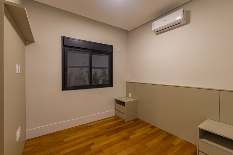 CASA T&Eacute;RREA EM FASE DE OBRA NA REGI&Atilde;O DO ALPHAVILLE, ACEITA PERMUTA Avenida Marcelo Fiolo Pupo de Campos Ferreira Campinas - 