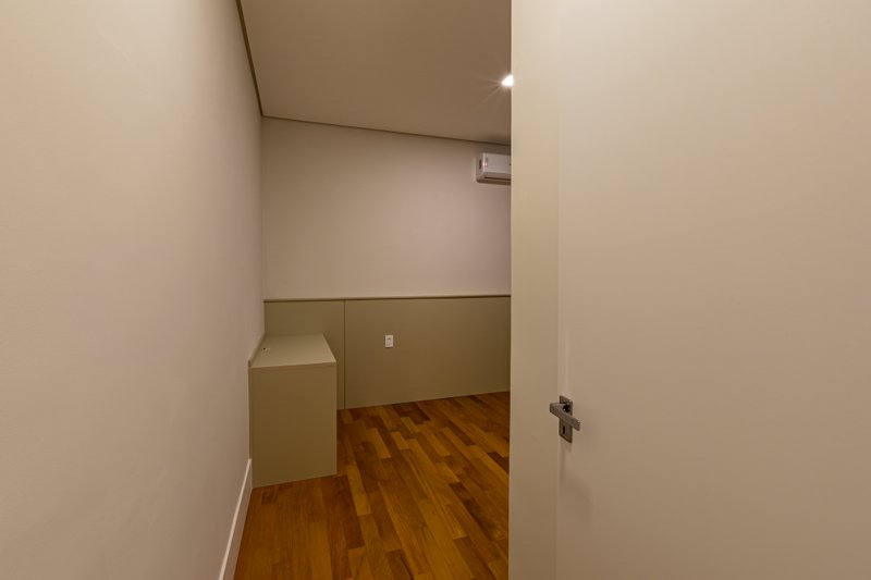 CASA T&Eacute;RREA EM FASE DE OBRA NA REGI&Atilde;O DO ALPHAVILLE, ACEITA PERMUTA Avenida Marcelo Fiolo Pupo de Campos Ferreira Campinas - 