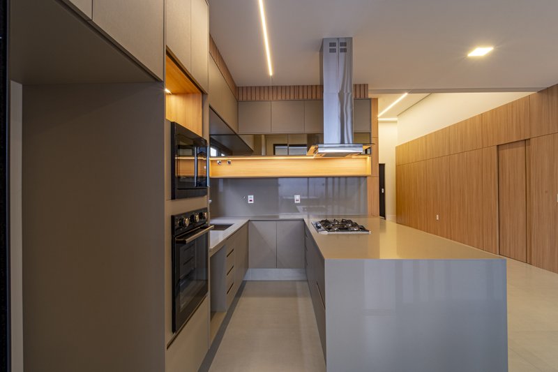 CASA T&Eacute;RREA EM FASE DE OBRA NA REGI&Atilde;O DO ALPHAVILLE, ACEITA PERMUTA Avenida Marcelo Fiolo Pupo de Campos Ferreira Campinas - 