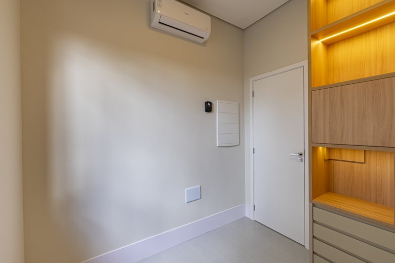 CASA T&Eacute;RREA EM FASE DE OBRA NA REGI&Atilde;O DO ALPHAVILLE, ACEITA PERMUTA Avenida Marcelo Fiolo Pupo de Campos Ferreira Campinas - 