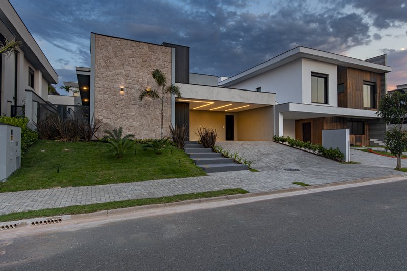 CASA T&Eacute;RREA EM FASE DE OBRA NA REGI&Atilde;O DO ALPHAVILLE, ACEITA PERMUTA Avenida Marcelo Fiolo Pupo de Campos Ferreira Campinas - 