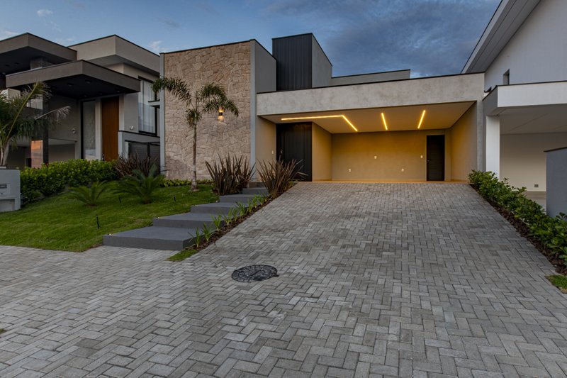 CASA T&Eacute;RREA EM FASE DE OBRA NA REGI&Atilde;O DO ALPHAVILLE, ACEITA PERMUTA Avenida Marcelo Fiolo Pupo de Campos Ferreira Campinas - 