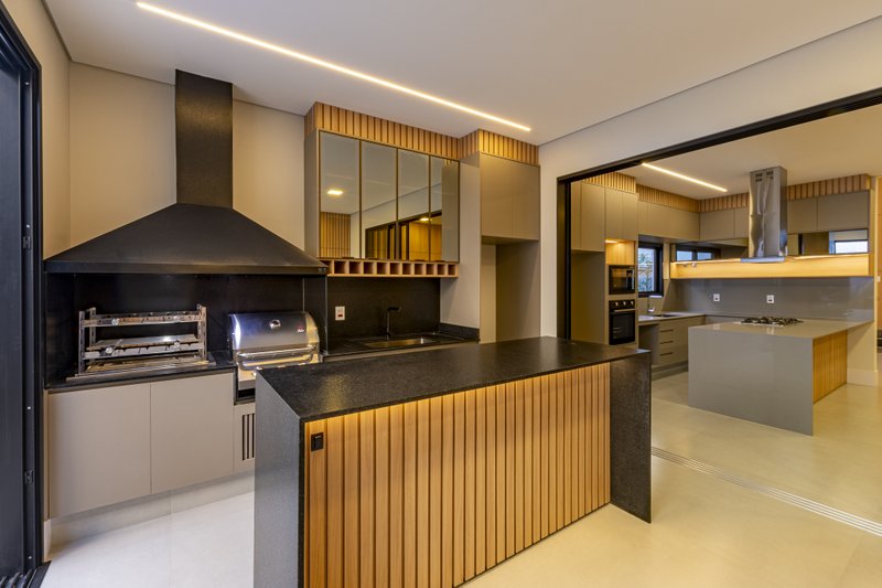 CASA T&Eacute;RREA EM FASE DE OBRA NA REGI&Atilde;O DO ALPHAVILLE, ACEITA PERMUTA Avenida Marcelo Fiolo Pupo de Campos Ferreira Campinas - 