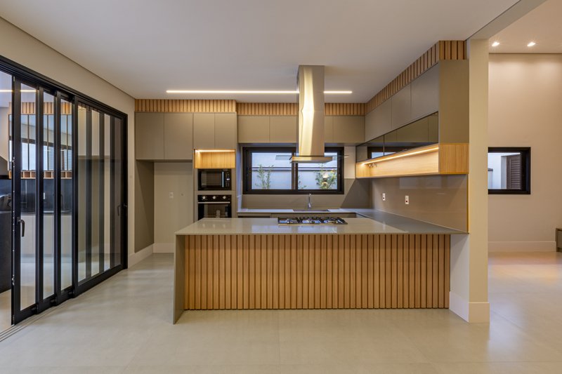 CASA T&Eacute;RREA EM FASE DE OBRA NA REGI&Atilde;O DO ALPHAVILLE, ACEITA PERMUTA Avenida Marcelo Fiolo Pupo de Campos Ferreira Campinas - 