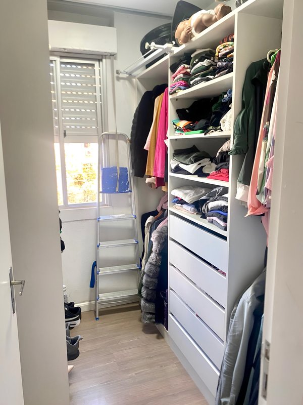 R$ 212.000 - ÓTIMO APARTAMENTO - 62M2 - 3 DORM - SEMIMOBILIADO - 1 VAGA Rua Figueredo Mascarenhas Porto Alegre - 