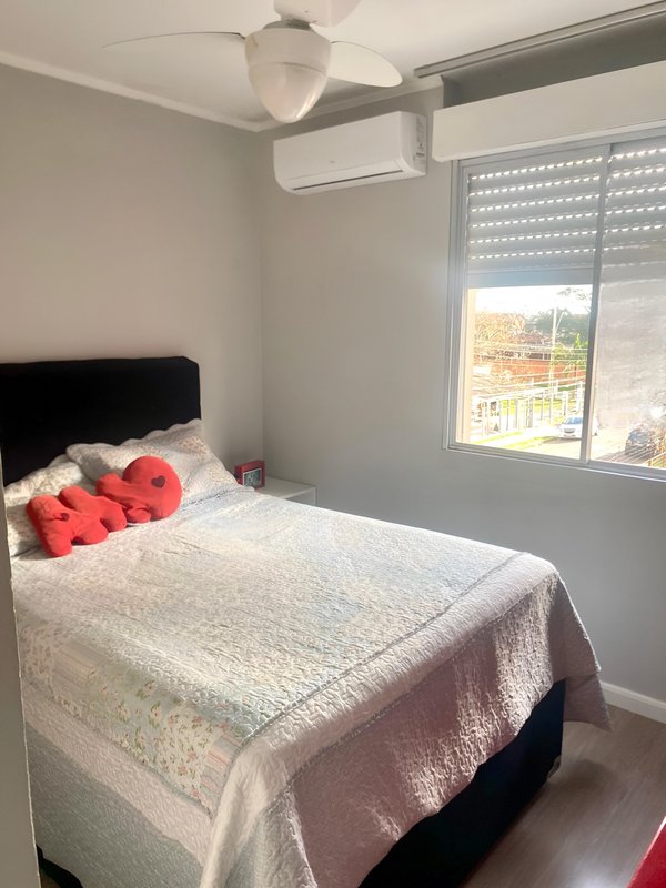 R$ 212.000 - ÓTIMO APARTAMENTO - 62M2 - 3 DORM - SEMIMOBILIADO - 1 VAGA Rua Figueredo Mascarenhas Porto Alegre - 