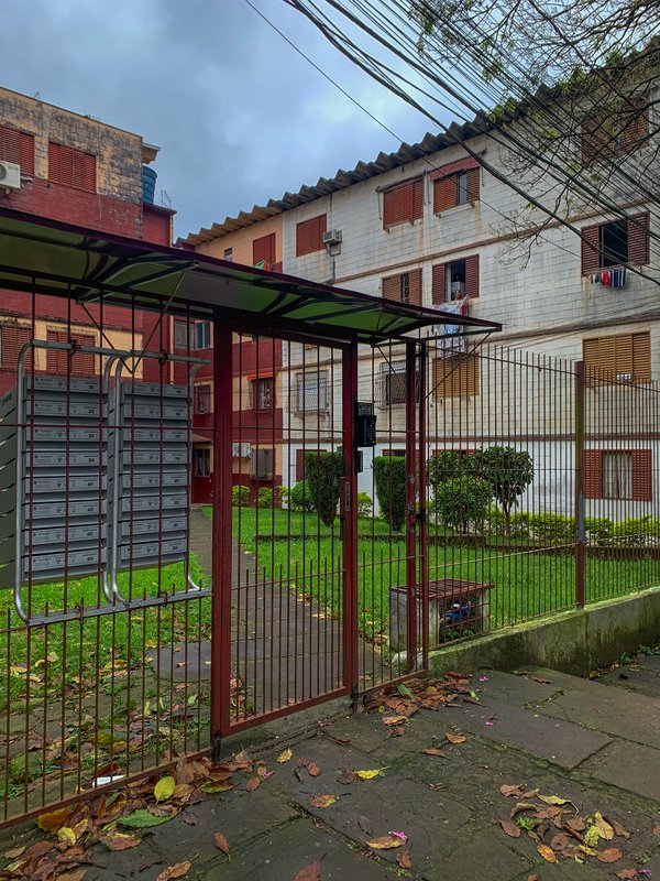 Apartamento com 2 dormitórios no Jardim Leopoldina Estr. Martim Félix Berta Porto Alegre - 