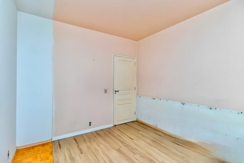R$ 1.030.000 - EDIFÍCIO LOUVRE - ENORME APARTAMENTO - 190M2 - 3 DORM - SUÍTE - 1 VAGA Rua Duque de Caxias Porto Alegre - 