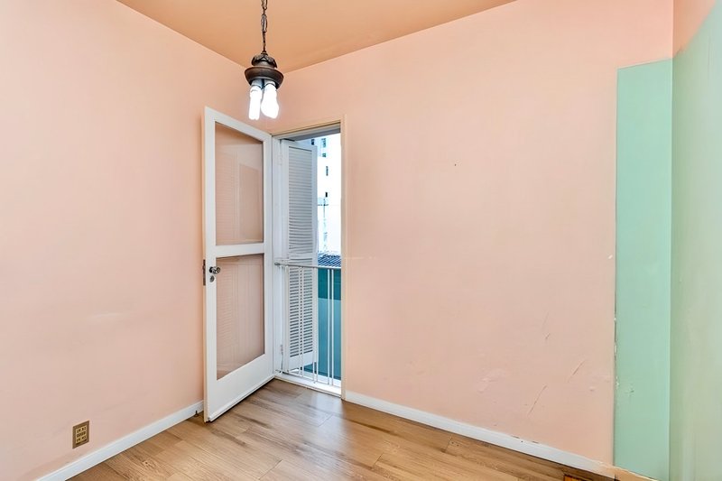 R$ 1.030.000 - EDIFÍCIO LOUVRE - ENORME APARTAMENTO - 190M2 - 3 DORM - SUÍTE - 1 VAGA Rua Duque de Caxias Porto Alegre - 