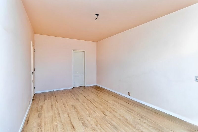 R$ 1.030.000 - EDIFÍCIO LOUVRE - ENORME APARTAMENTO - 190M2 - 3 DORM - SUÍTE - 1 VAGA Rua Duque de Caxias Porto Alegre - 