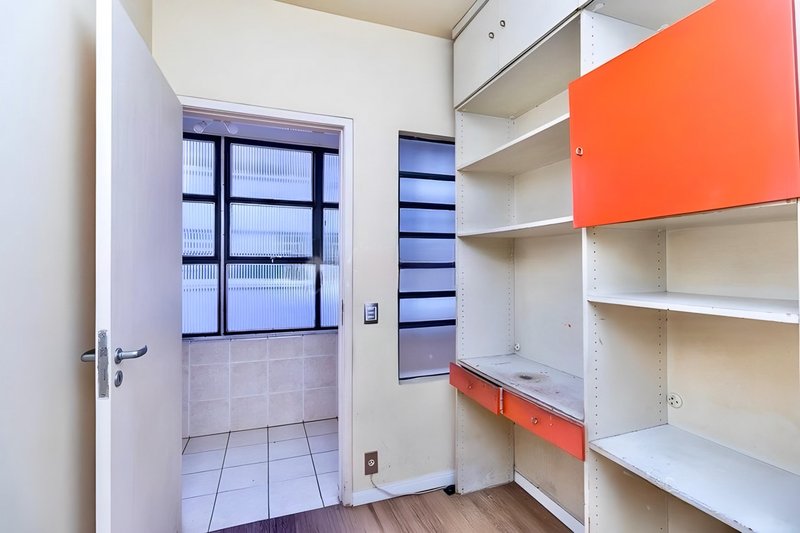 R$ 1.030.000 - EDIFÍCIO LOUVRE - ENORME APARTAMENTO - 190M2 - 3 DORM - SUÍTE - 1 VAGA Rua Duque de Caxias Porto Alegre - 