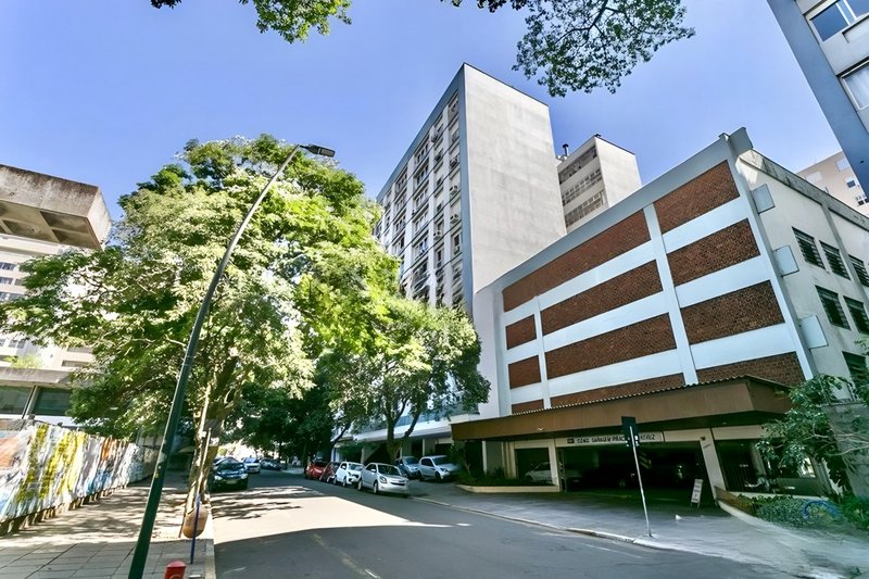 R$ 1.030.000 - EDIFÍCIO LOUVRE - ENORME APARTAMENTO - 190M2 - 3 DORM - SUÍTE - 1 VAGA Rua Duque de Caxias Porto Alegre - 