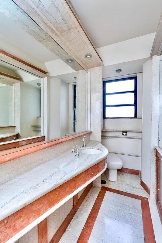 R$ 1.030.000 - EDIFÍCIO LOUVRE - ENORME APARTAMENTO - 190M2 - 3 DORM - SUÍTE - 1 VAGA Rua Duque de Caxias Porto Alegre - 