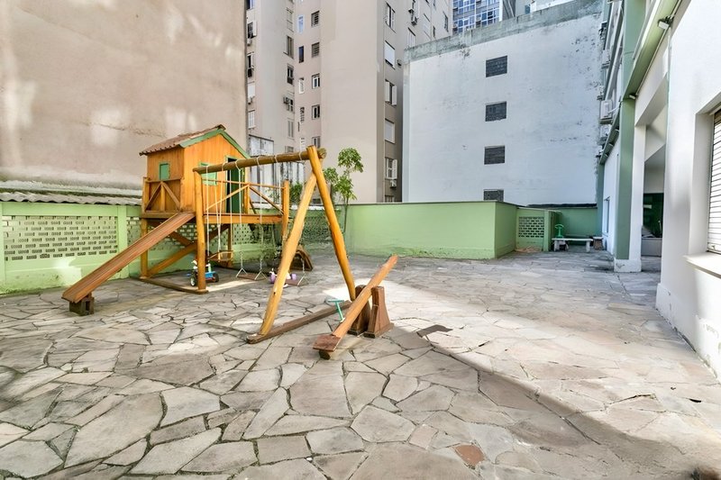 R$ 1.030.000 - EDIFÍCIO LOUVRE - ENORME APARTAMENTO - 190M2 - 3 DORM - SUÍTE - 1 VAGA Rua Duque de Caxias Porto Alegre - 