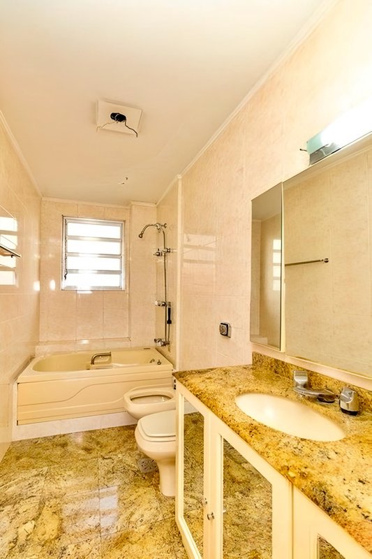 R$ 1.030.000 - EDIFÍCIO LOUVRE - ENORME APARTAMENTO - 190M2 - 3 DORM - SUÍTE - 1 VAGA Rua Duque de Caxias Porto Alegre - 