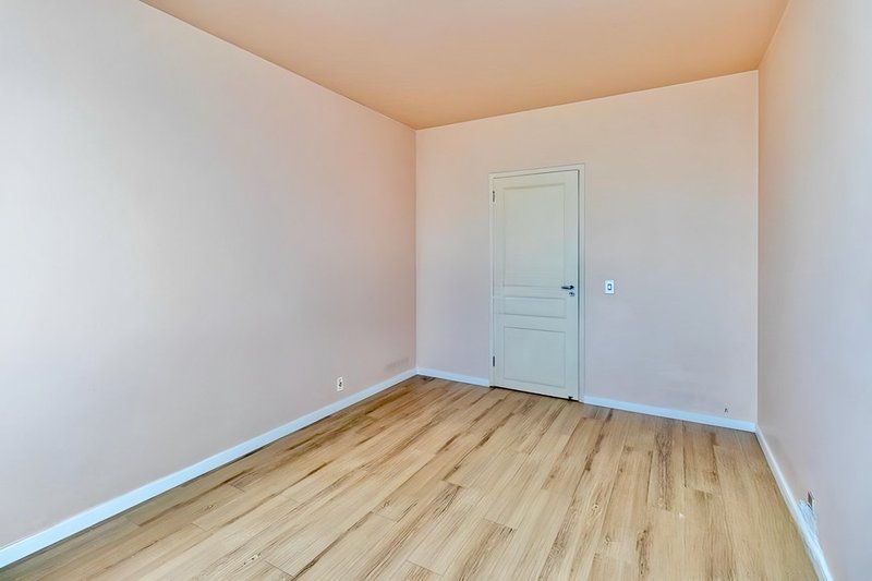 R$ 1.030.000 - EDIFÍCIO LOUVRE - ENORME APARTAMENTO - 190M2 - 3 DORM - SUÍTE - 1 VAGA Rua Duque de Caxias Porto Alegre - 