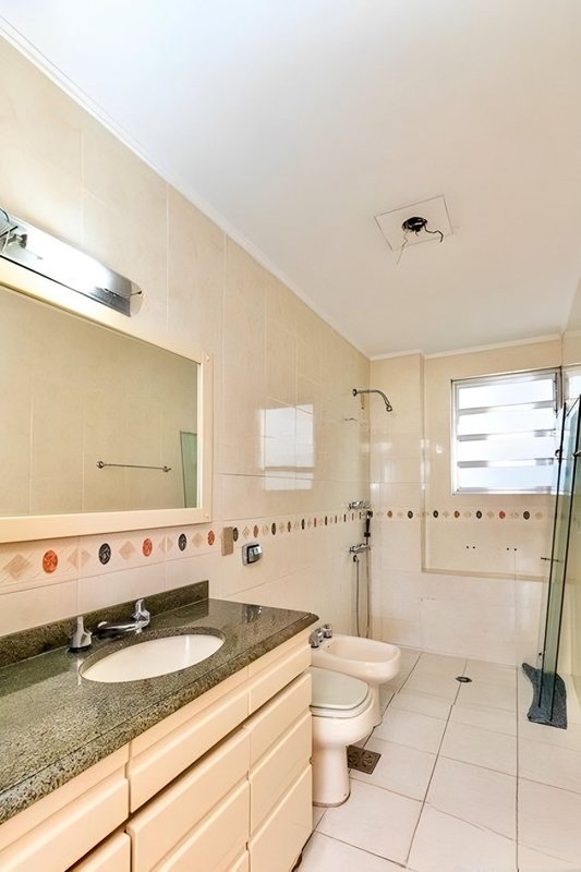 R$ 1.030.000 - EDIFÍCIO LOUVRE - ENORME APARTAMENTO - 190M2 - 3 DORM - SUÍTE - 1 VAGA Rua Duque de Caxias Porto Alegre - 