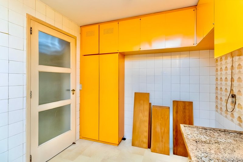 R$ 1.030.000 - EDIFÍCIO LOUVRE - ENORME APARTAMENTO - 190M2 - 3 DORM - SUÍTE - 1 VAGA Rua Duque de Caxias Porto Alegre - 