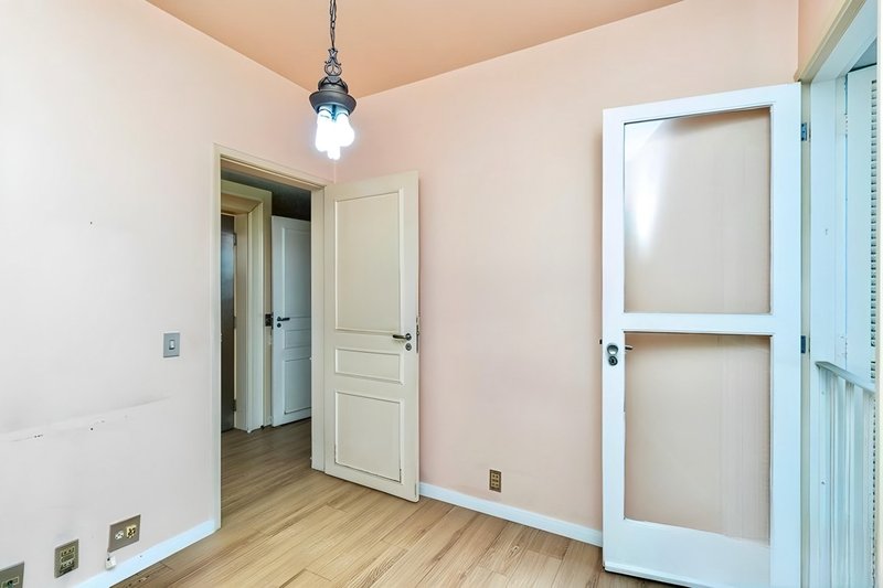 R$ 1.030.000 - EDIFÍCIO LOUVRE - ENORME APARTAMENTO - 190M2 - 3 DORM - SUÍTE - 1 VAGA Rua Duque de Caxias Porto Alegre - 