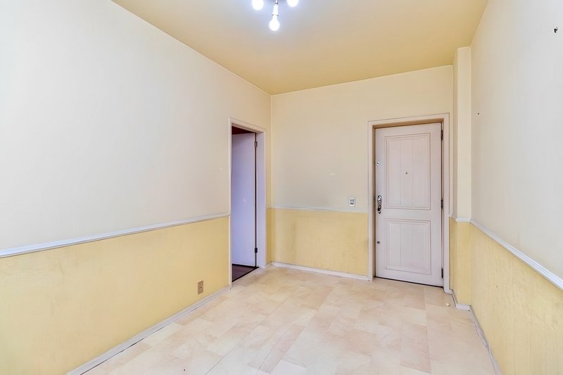 R$ 1.030.000 - EDIFÍCIO LOUVRE - ENORME APARTAMENTO - 190M2 - 3 DORM - SUÍTE - 1 VAGA Rua Duque de Caxias Porto Alegre - 