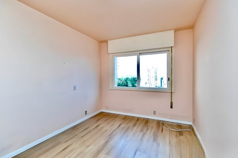R$ 1.030.000 - EDIFÍCIO LOUVRE - ENORME APARTAMENTO - 190M2 - 3 DORM - SUÍTE - 1 VAGA Rua Duque de Caxias Porto Alegre - 