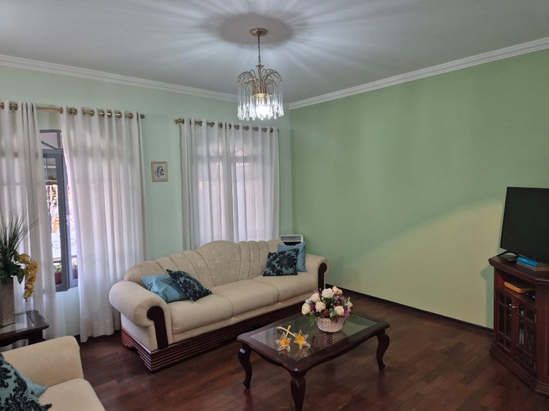 **🏡 Excelente Casa Térrea no Bairro Santa Genebra - 3 Dormitórios! 🌟** - Campinas - 