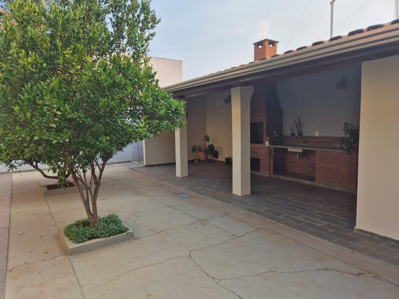 **🏡 Excelente Casa Térrea no Bairro Santa Genebra - 3 Dormitórios! 🌟** - Campinas - 