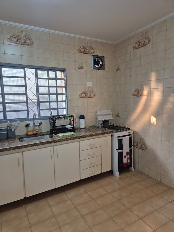 **🏡 Excelente Casa Térrea no Bairro Santa Genebra - 3 Dormitórios! 🌟** - Campinas - 