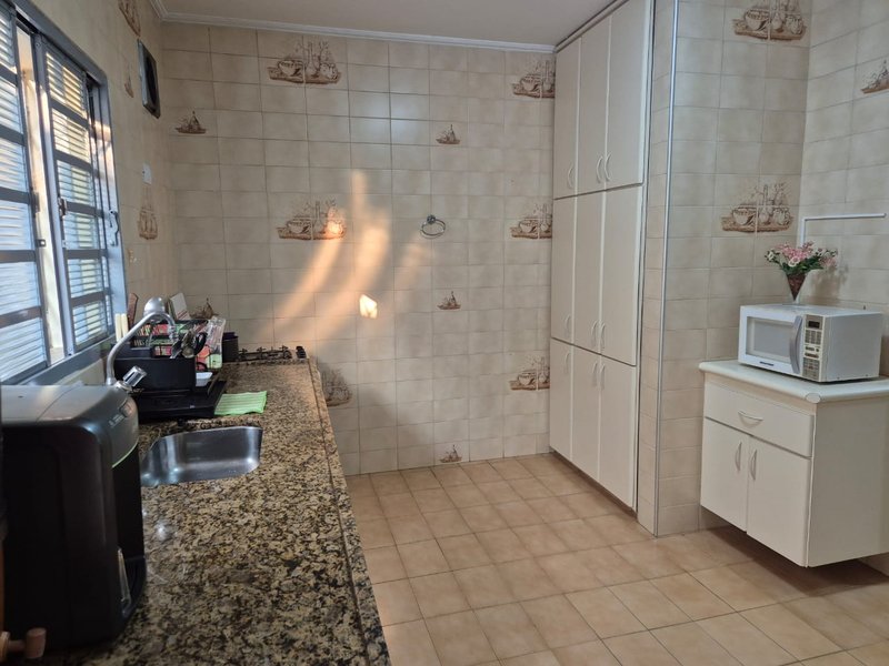 **🏡 Excelente Casa Térrea no Bairro Santa Genebra - 3 Dormitórios! 🌟** - Campinas - 