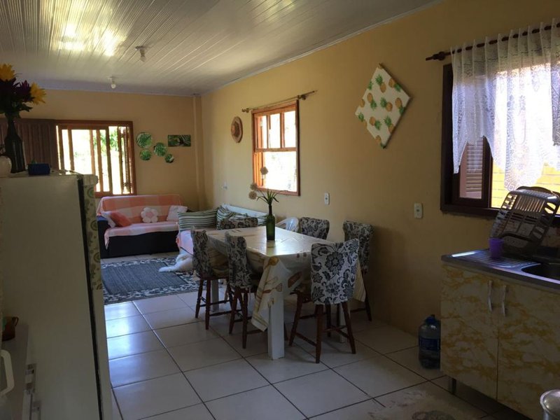 Casa com 2 quartos, banheiro social, patio fechado e gramado perto da praia em Santa Rita Rua Sete de Setembro Capão da Canoa - 