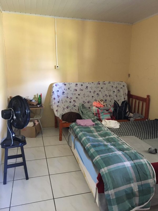 Casa com 2 quartos, banheiro social, patio fechado e gramado perto da praia em Santa Rita Rua Sete de Setembro Capão da Canoa - 