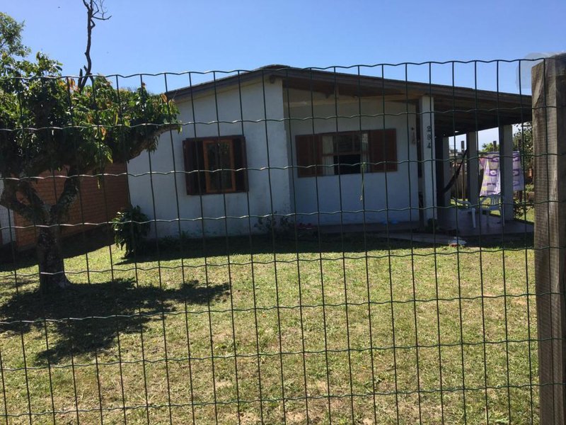 Casa com 2 quartos, banheiro social, patio fechado e gramado perto da praia em Santa Rita Rua Sete de Setembro Capão da Canoa - 