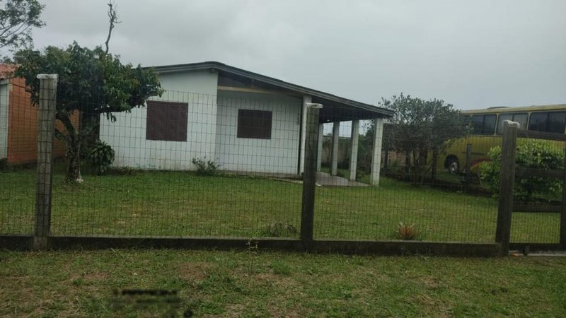 Casa com 2 quartos, banheiro social, patio fechado e gramado perto da praia em Santa Rita Rua Sete de Setembro Capão da Canoa - 