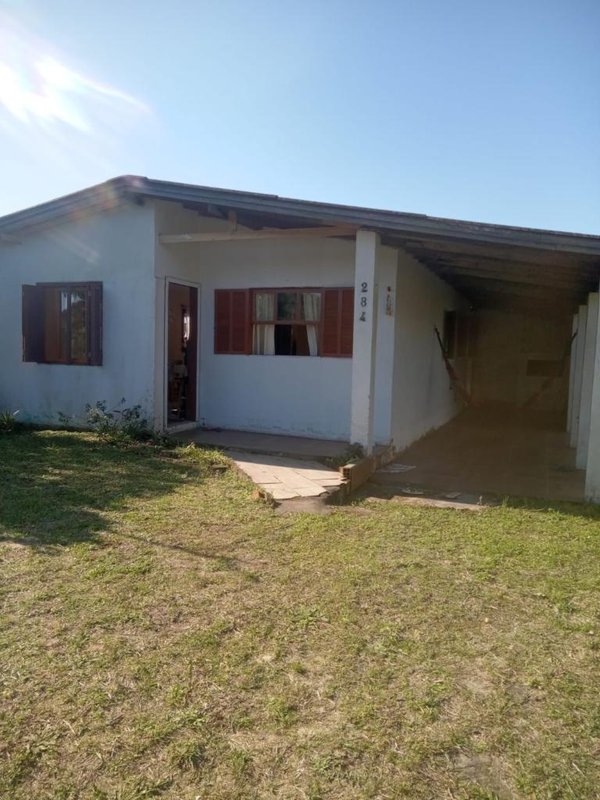 Casa com 2 quartos, banheiro social, patio fechado e gramado perto da praia em Santa Rita Rua Sete de Setembro Capão da Canoa - 