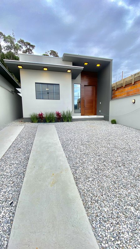 CASA COM 1 SUÍTE MAIS 1 DORMITÓRIO NO BAIRRO SÃO JOÃO - Brusque - 
