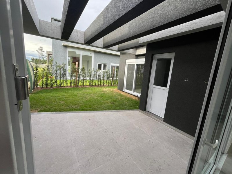 Casa térrea à venda com 3 Suítes, no condomínio Terrasul, condomínio fechado, 2 vagas - Capão da Canoa - 