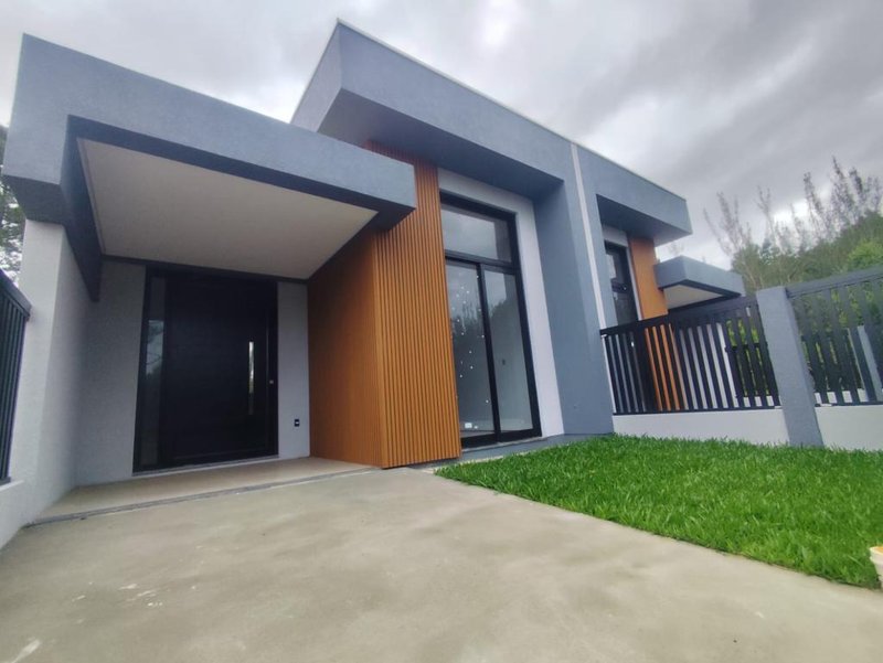 Casa com 2 quartos, sendo 1 suíte, churrasqueira no Capão Village, em Capão da Canoa Rua Tulipa Capão da Canoa - 