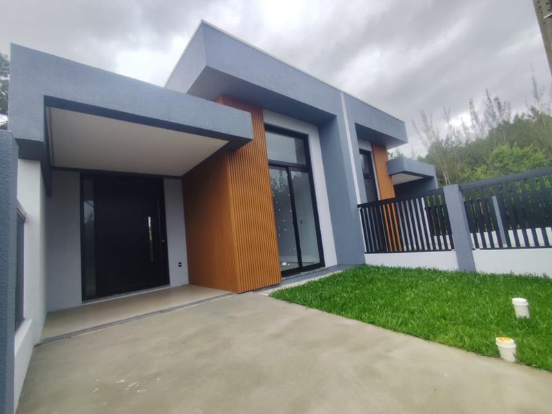 Casa com 2 quartos, sendo 1 suíte, churrasqueira no Capão Village, em Capão da Canoa Rua Tulipa Capão da Canoa - 