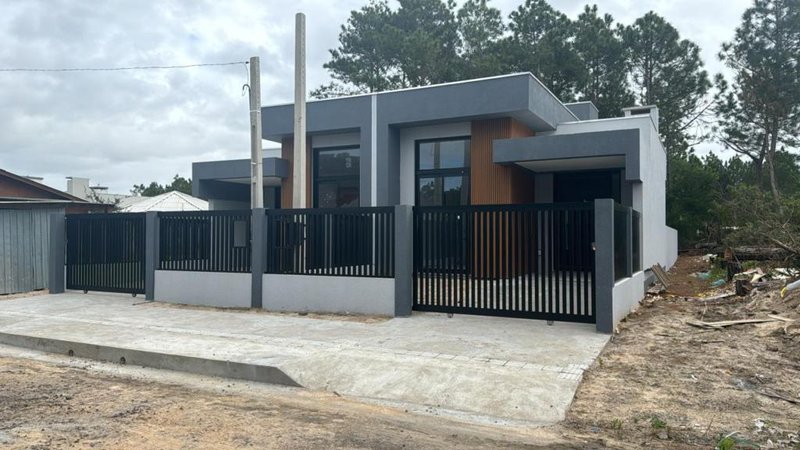 Casa com 2 quartos, sendo 1 suíte, churrasqueira no Capão Village, em Capão da Canoa Rua Tulipa Capão da Canoa - 