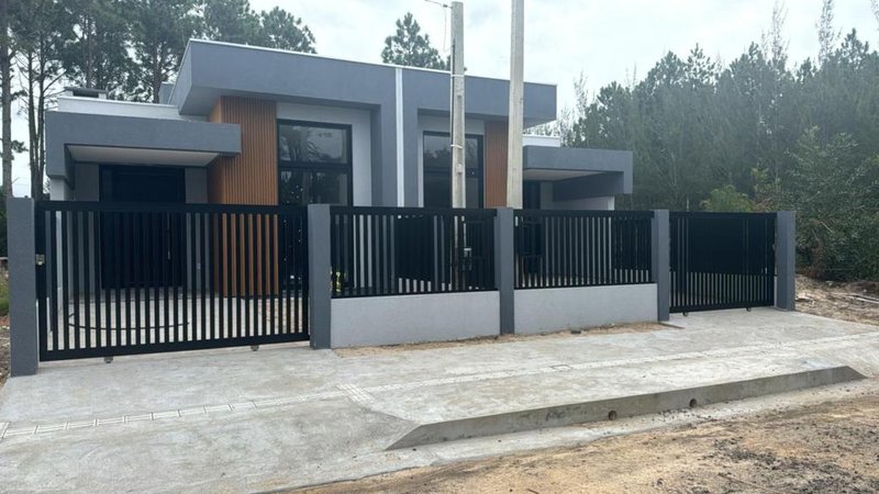 Casa com 2 quartos, sendo 1 suíte, churrasqueira no Capão Village, em Capão da Canoa Rua Tulipa Capão da Canoa - 