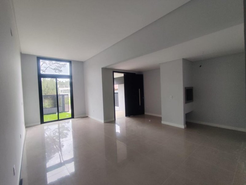 Casa com 2 quartos, sendo 1 suíte, churrasqueira no Capão Village, em Capão da Canoa Rua Tulipa Capão da Canoa - 