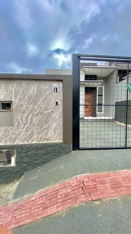 CASA COM 3 DORMITÓRIOS NA PRIMEIRO DE MAIO - Brusque - 