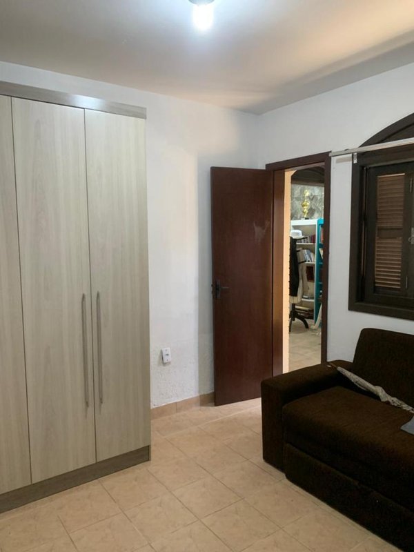 Casa com 3 quartos, sendo 2 suítes, garagem fechada e churrasqueira, Pátio cercado Rua Arabutã Capão da Canoa - 