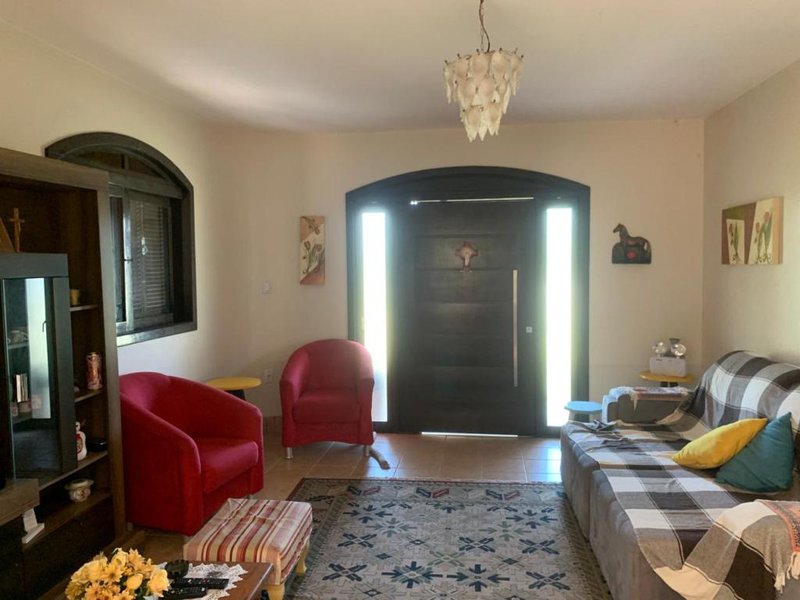 Casa com 3 quartos, sendo 2 suítes, garagem fechada e churrasqueira, Pátio cercado Rua Arabutã Capão da Canoa - 
