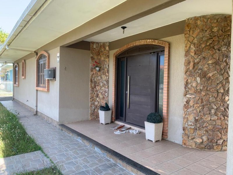 Casa com 3 quartos, sendo 2 suítes, garagem fechada e churrasqueira, Pátio cercado Rua Arabutã Capão da Canoa - 