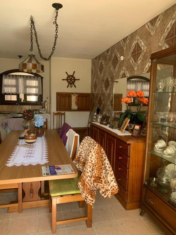 Casa com 3 quartos, sendo 2 suítes, garagem fechada e churrasqueira, Pátio cercado Rua Arabutã Capão da Canoa - 