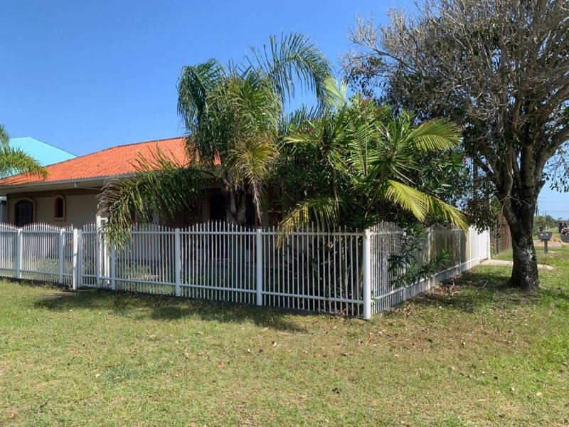 Casa com 3 quartos, sendo 2 suítes, garagem fechada e churrasqueira, Pátio cercado Rua Arabutã Capão da Canoa - 