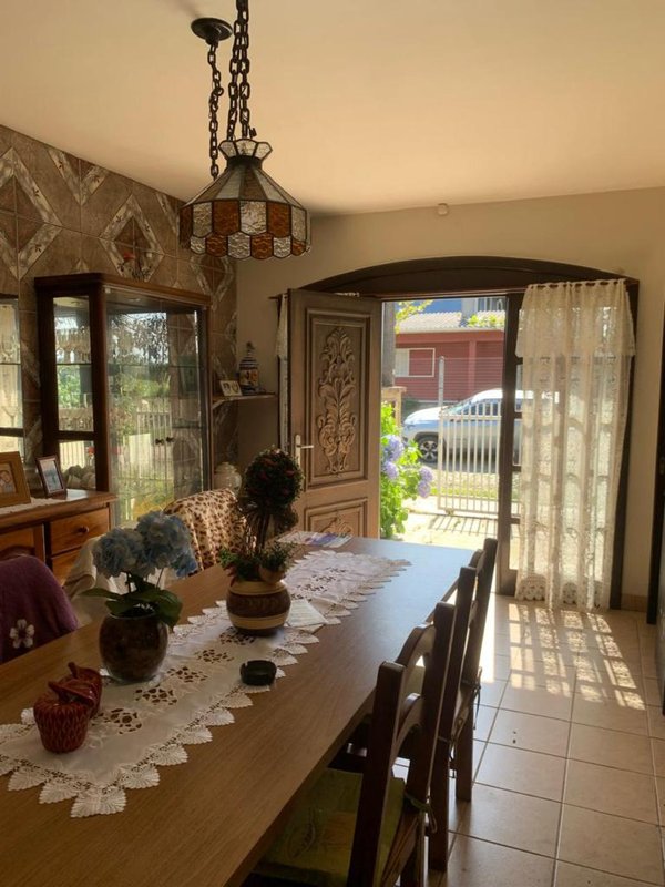 Casa com 3 quartos, sendo 2 suítes, garagem fechada e churrasqueira, Pátio cercado Rua Arabutã Capão da Canoa - 